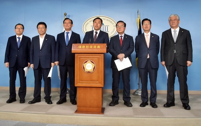울산지역 의원들과 송철호 시장이 금융감독원 울산지원 설치를 촉구하고 있다.(사진제공=김종훈의원실)