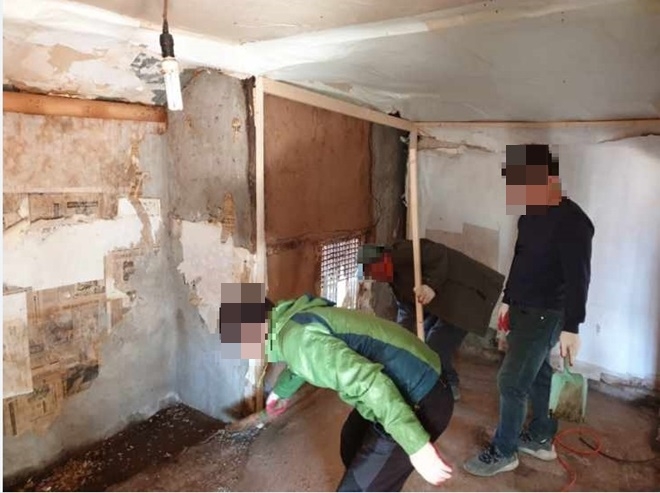 사회봉사대상자들이 홀몸노인 가구 주거환경개선 작업을 하고 있다.(사진제공=창원준법지원센터)