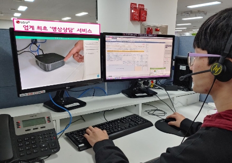 서울 금천구에 위치한 LG유플러스 홈 고객센터에서 상담사가 셋톱박스 관련 영상상담을 진행하는 모습. 사진=LG유플러스