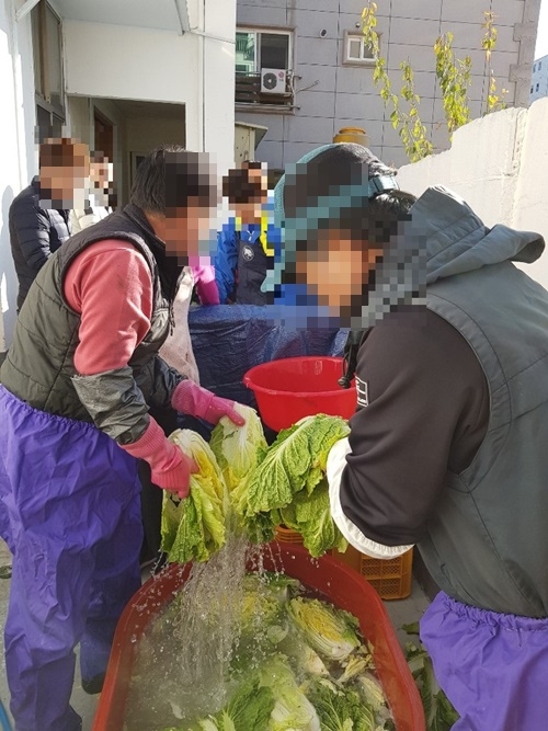 사회봉사대상자들이 배추헹구는 작업을 하고 있다.(사진제공=진주준법지원센터)