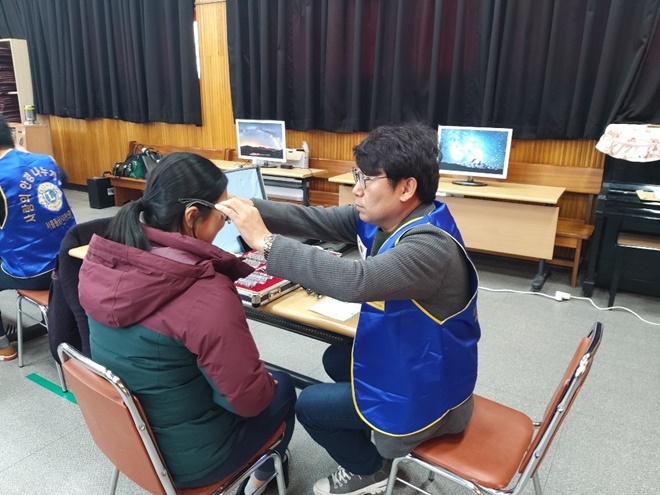 안경을 씌워주고 있다.(사진제공=안양소년원)