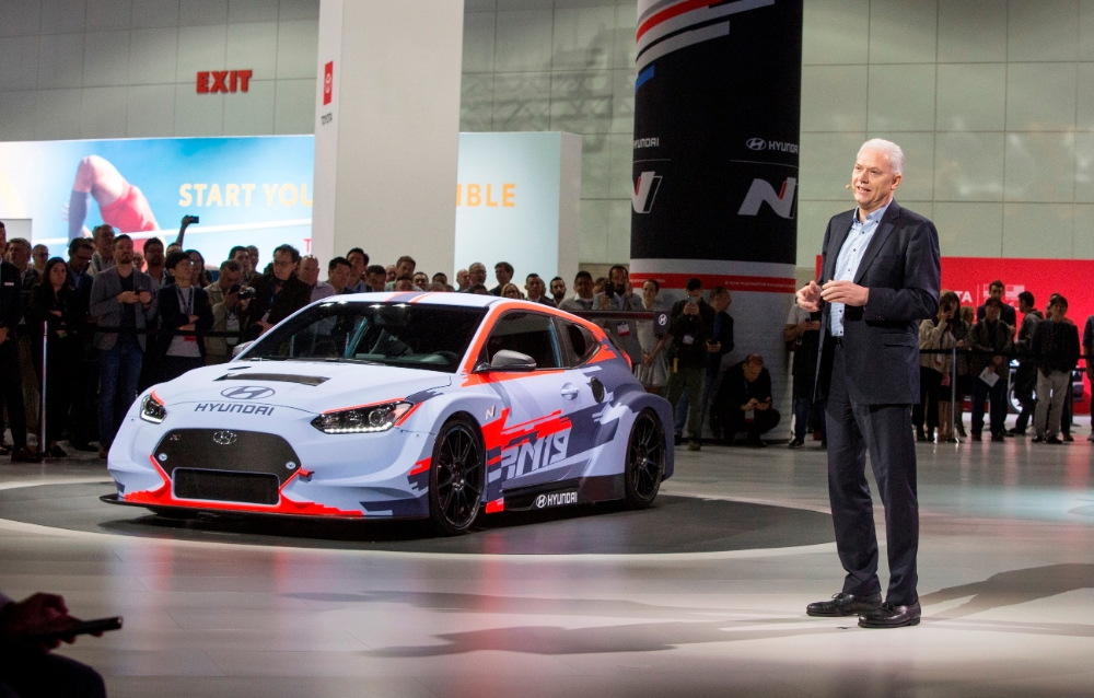 알버트 비어만 현대자동차 연구개발본부장이 고성능 콘셉트카 ‘RM19’를 소개하는 모습.