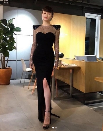 ‘김혜수’ 나이가 이날 하루 대중들의 집중적인 스포트라이트를 받고 있다./ 출처 에스엔에스