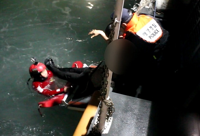 해경이 입수해 익수자를 구조하고 있다.(사진제공=부산해양경찰서)