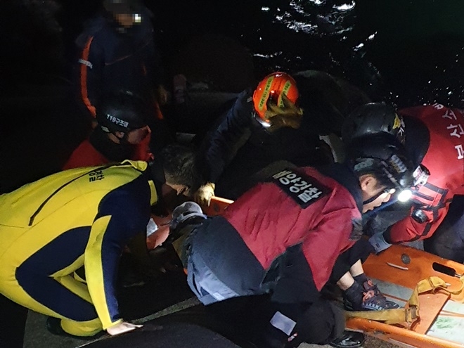 기장해경파출소와 119 대원들이 추락자를 바스켓을 동원해 구조하고 있다.(사진제공=울산해양경찰서)