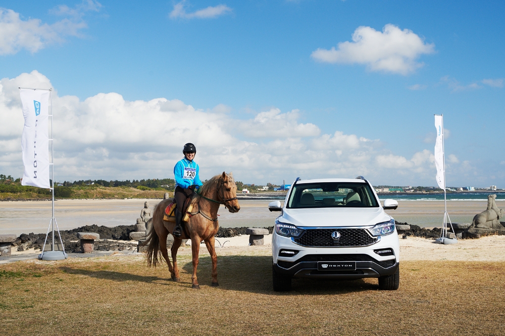 지난 23일 경기가 열린 제주 표선해수욕장에서 출전 기수가 2020 G4 렉스턴 옆에서 포즈를 취하고 있다.(사진=쌍용자동차)