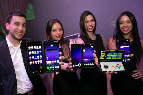 LG전자 모델들이 LG G8X ThinQ를 소개하고 있다. 사진=LG전자