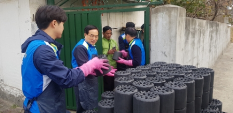 한국조폐공사는 25일 대전연탄은행과 함께 대전 성남동 등지에서 ‘사랑의 연탄 나눔’ 행사를 가졌다. 사진=조폐공사