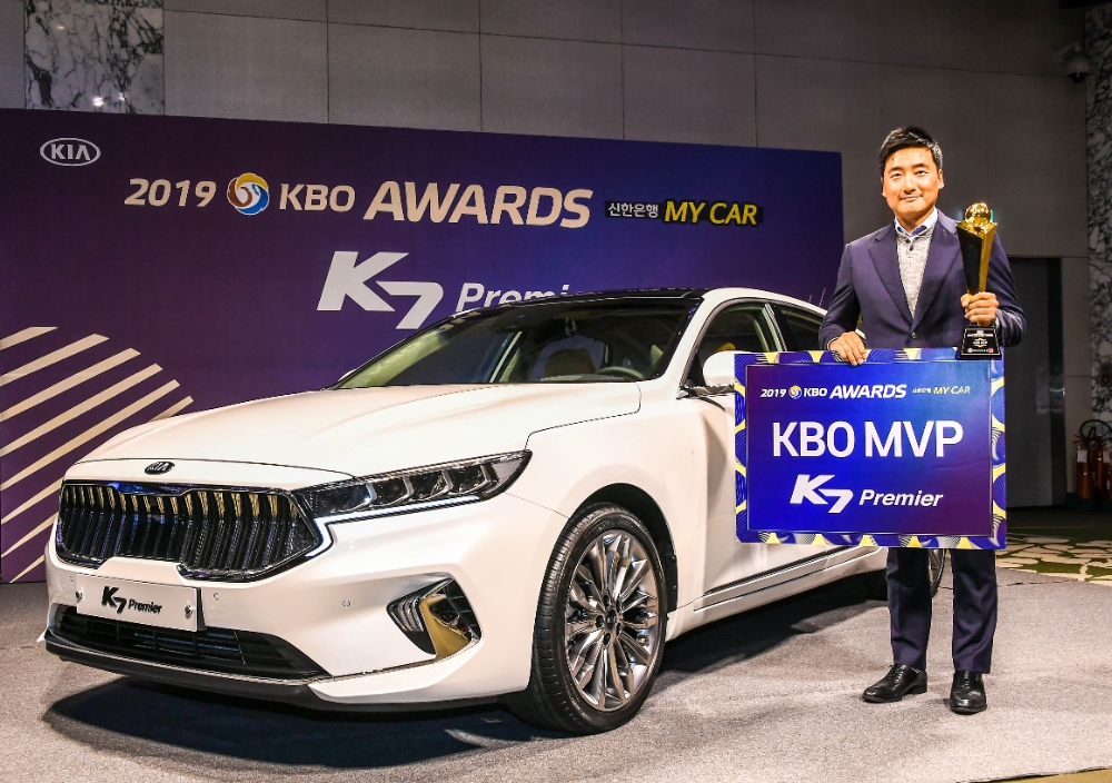 ‘2019 신한은행 MY CAR KBO 시상식’에서 MVP를 차지한 두산 베어스 린드블럼 선수를 대신해 두산 베어스 정재훈 코치가 대리 수상을 한 뒤 기념 촬영을 하는 모습.(사진=기아자동차)