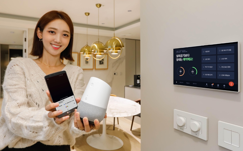 모델들이 구글 어시스턴트가 설치된 스마트폰과 구글 홈 스피커를 통해 스마트 홈 기능을 구동하고 있다.(사진=대림산업)