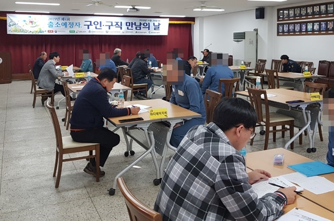 출소예정자를 상대로 구인·구직 만남의 날 행사가 열리고 있다.(사진제공=대구교도소)