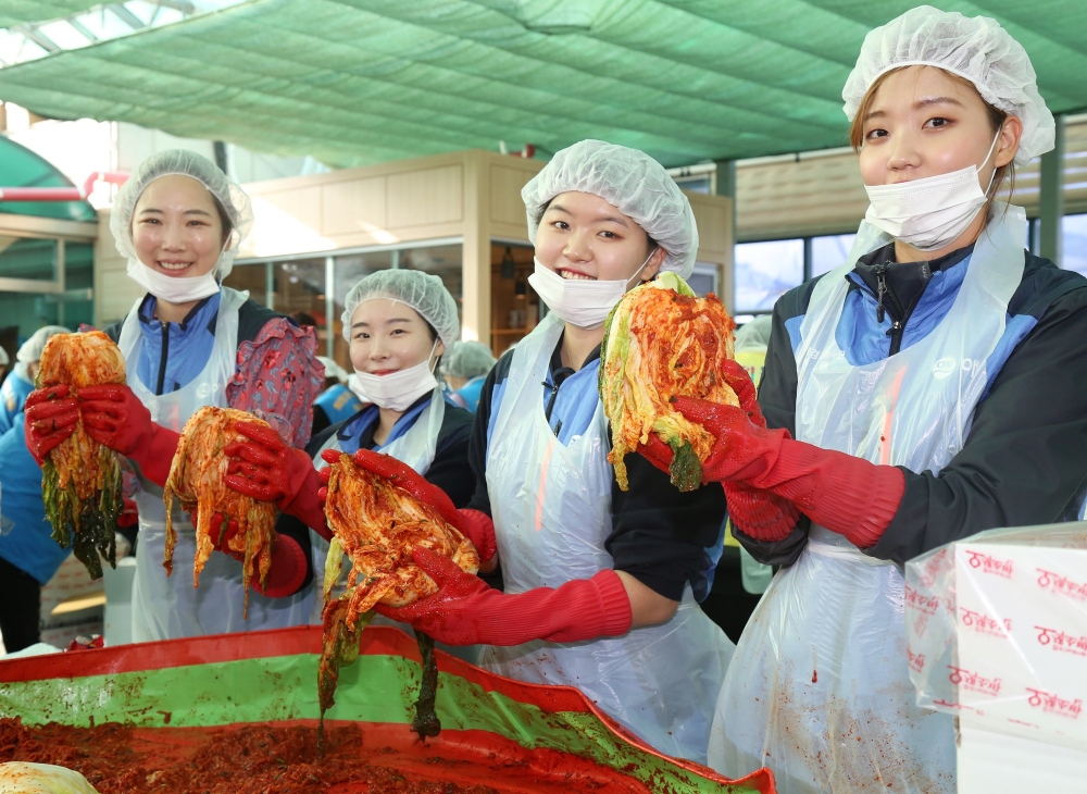 애경산업, 겨울 맞아 소외계층 위한 16번째 사랑의 김장 나눔 행사