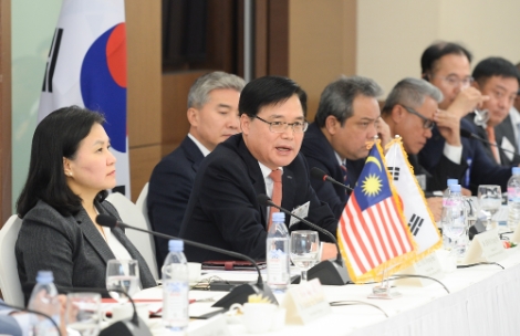KOTRA가 28일 ‘신남방 주요국 가치사슬 활용전략’ 보고서를 발간했다. 권평오 KOTRA 사장이 지난 27일 '말레이시아 총리 주재 기업인 간담회'에 참석해 발언하고 있다. 사진=KOTRA