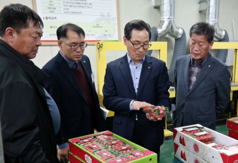 한국농수산식품유통공사(aT) 이병호 사장은 지난 27일 경남 진주의 딸기수출농업단지를 방문하여 현장을 둘러보고 고객간담회를 개최했다. 사진=aT