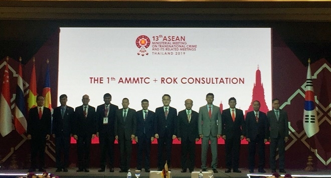 황철규 법무연수원 국제형사센터 소장(국제검사협회 회장, 오른쪽 여섯번 째)이 28일 태국 방콕에서 개최된 제1회 한-아세안(ASEAN) 초국가범죄 장관급회담에서 관계자들과 기념촬영을 하고 있다.