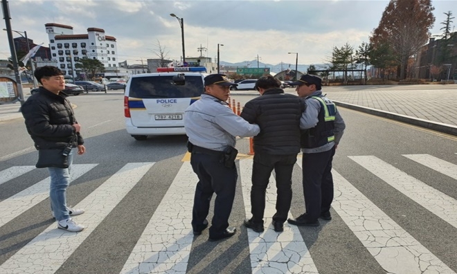 전자발찌를 훼손하고 도주한 상황을 가정해 검거훈련을 하고 있다.(사진제공=충주준법지원센터)