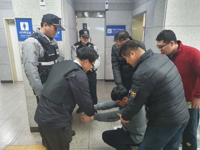 전자발찌 훼손후 도주한 상황을 가정해 훈련을 하고 있다.(사진제공=진주준법지원센터)