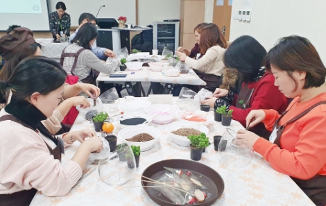 다문화가정과 함께하는 홈 가드닝 강좌 개최 현장사진. 사진=aT