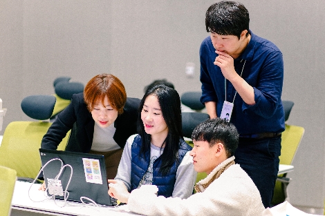 28일 오후 ‘RPA 해커톤’에 참가한 LG유플러스 실무진들이 RPA를 개발하고 있는 모습. 사진=LG유플러스