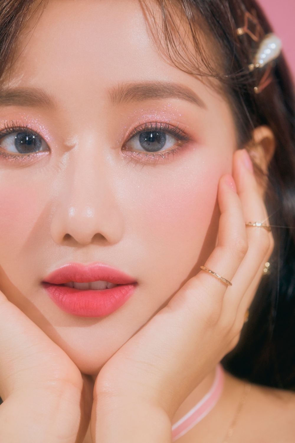 에이프릴 나은 ‘페리페라’ 홀리데이 화보컷 공개