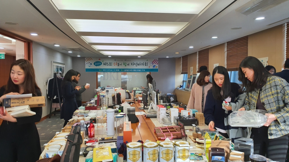 제5회 더불어 함께 자선바자회를 열고 있다.(사진제공=동천)