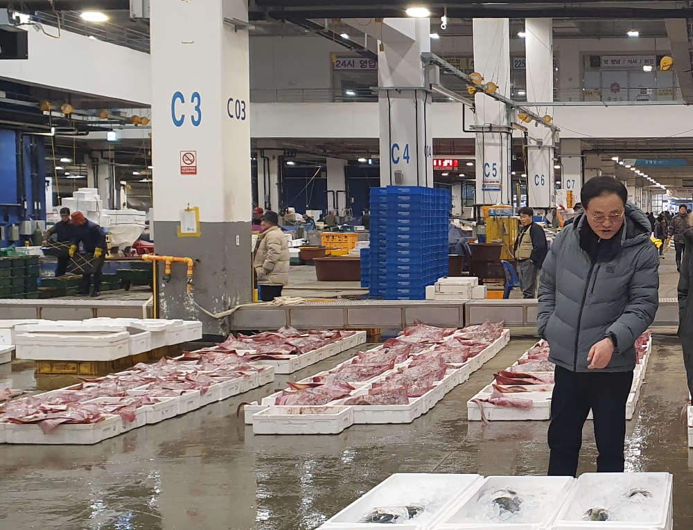 임준택 수협중앙회장은 3일 새벽 노량진 수산시장을 찾아 공영시장으로서의 역할 강화를 주문했다.(사진=수협중앙회)