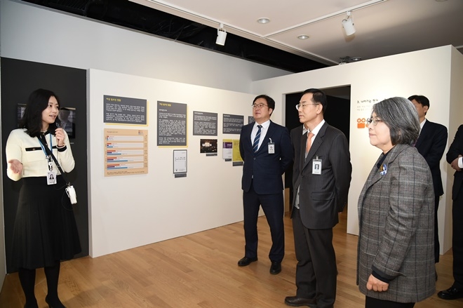 조재연 법원행정처장 등이 기획전 관련 설명을 듣고 있다.(사진제공=대법원)