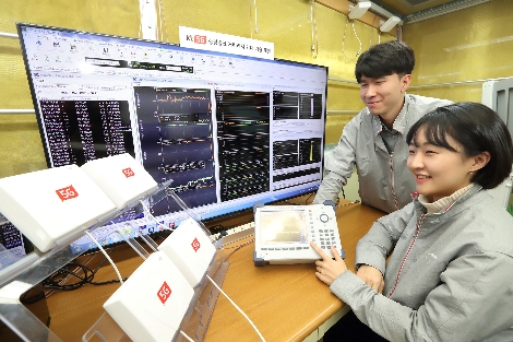 KT 네트워크부문 직원들이 일산 테스트베드에서 5G 다중입출력(MIMO, Multi Input Multi Output) 기반의 가변형 안테나 배열(Flexible Antenna Array) 기술을 검증하고 있다. 사진=KT