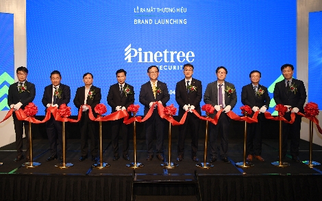한화투자증권 권희백 대표이사(가운데)와 관계자들이 베트남 파인트리(Pinetree) 증권 개소식에 참가하여 테이프 컷팅을 하고 있다. 왼쪽부터 금융감독원 이해송 베트남 하노이사무소장, 호치민거래소 쩜 뚜언 부 부대표, 베트남 증권예탁원 응우옌 선 원장, 베트남 하노이거래소 응우옌 늬 뀌잉 부대표, 한화투자증권 권희백 대표이사, 한화투자증권 이준혁 베트남 법인장, 주 베트남 대한민국 대사관 김범구 참사관, 베트남 한인회 윤상호 회장, 베트남 한인상공인연합회 김한용 회장