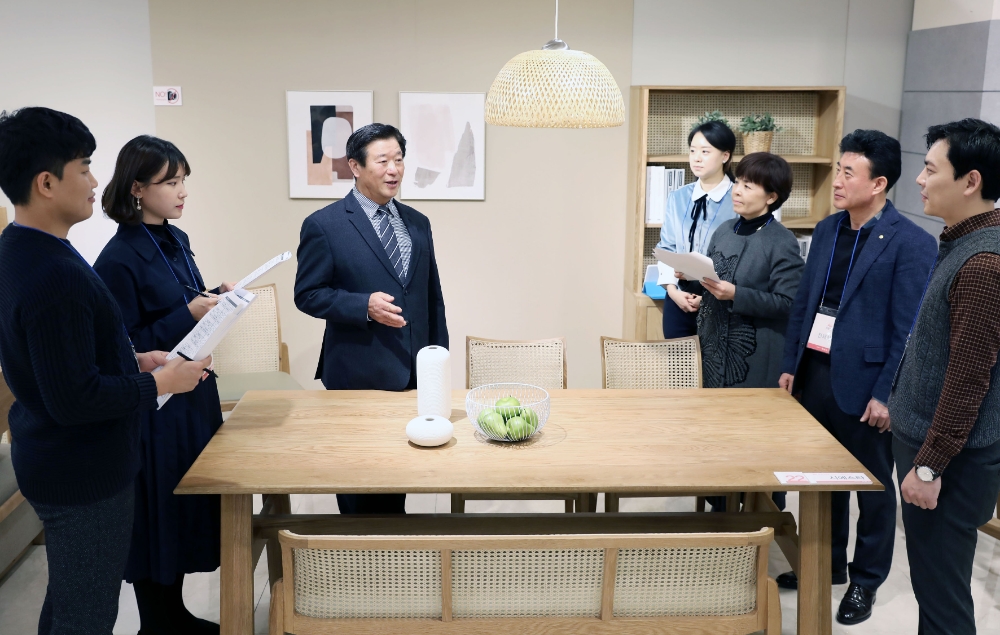 에몬스가구 김경수 회장이 직접 대리점주에세 제품을 설명하고 있다.(사진=에몬스)