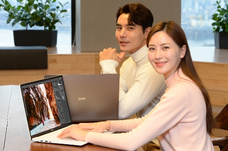 서울 여의도 소재 LG 트윈타워에서 모델들이 2020년형 'LG 그램 17'(모델명 17Z90N) 신제품을 사용하고 있다. 사진=LG전자