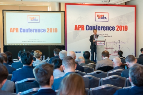 지난 5일 폴란드에서 열린 한국형원전 홍보행사 ‘APR Conference 2019'에서 한국수력원자력 윤용우 해외사업본부 유럽지사장이 발표를 하고있다. 사진=한수원