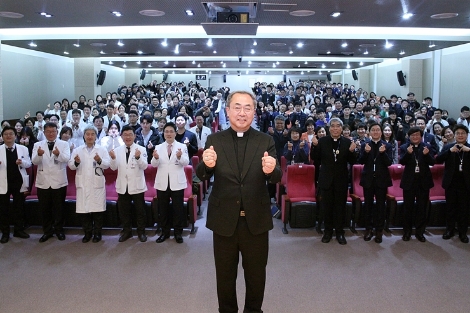인천성모병원은 지난 4일 학교법인 가톨릭학원 상임이사 손희송 주교를 초청해 '미사를 통해 함께 소중한 우리를 이어가기'를 주제로 영성특강을 진행했다. 사진=인천성모병원