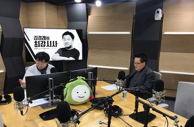 김경래의 최강시사에 출연중인 박지원 의원.(사진=박지원트위터)