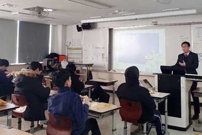 모아저축은행이 인천송천고등학교에서 고3 대상 금융교육을 실시하는 모습. 사진=모아저축은행