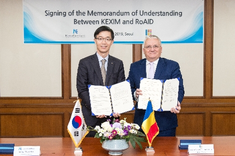 수출입은행과 루마니아 국제개발단(RoAID)은 9일 오후 여의도 수은 본점에서 '국제개발협력 지식 공유 및 협력사업 추진을 위한 업무협약(MOU)'을 체결했다. 사진 왼쪽부터 방문규 수은 행장, 카탈린 하르나제아(Catalin Harnagea) 루마니아 국제개발단 총재. 사진=한국수출입은행