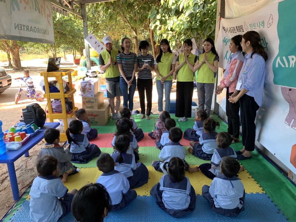 에어서울 승무원 사회공헌 특화팀 '민트나래'가 자사 취항지인 캄보디아 씨엠립 유치원을 찾아 재능기부 활동을 펼쳤다.(사진=에어서울)