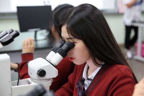 지난해 국립청소년농생명센터에서 열린 겨울캠프에 참가한 청소년이 현미경을 이용한 동식물 및 미생물을 관찰하고 있다. 사진=청소년활동진흥원