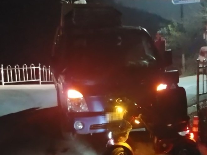 휠체어를 충격한 1톤 포터차량.(사진제공=부산경찰청)