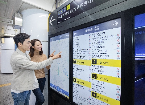 서울 지하철 2, 4호선 사당역에 설치된 삼성 스마트 사이니지 종합 안내도 모습. 사진=삼성전자