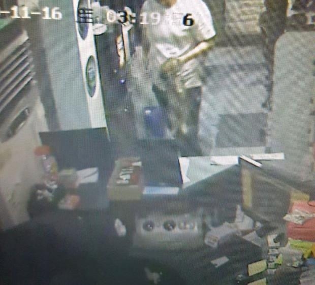 축 늘어진 고양이 사체를 들고 나가는 모습.(사진=노트펫)