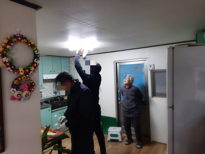 특기를 보유한 사회봉사대상자들이 노후전등교체 등을 실시하고 있다.(사진제공=영월준법지원센터)