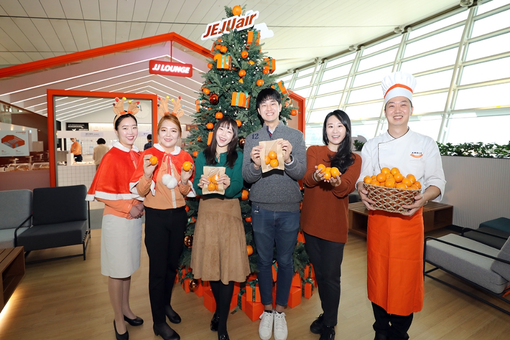 제주항공은 감귤소비 촉진 캠페인의 일환으로 인천국제공항 내 JJ라운지에 감귤트리를 설치하고 이용객에게 12월18일부터 31일까지 감귤을 나눠주고 감귤이 들어간 메뉴를 선보이는 등 다양한 이벤트를 진행한다.(사진=제주항공)