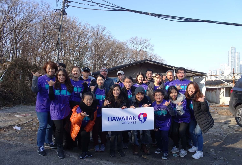 지난 14일 서울 강남구 개포동 구룡마을에서 하와이안항공 임직원들이 ‘사랑의 연탄 나눔’ 봉사활동을 마친 후 기념촬영을 하고 있다.(사진=하와이안항공)