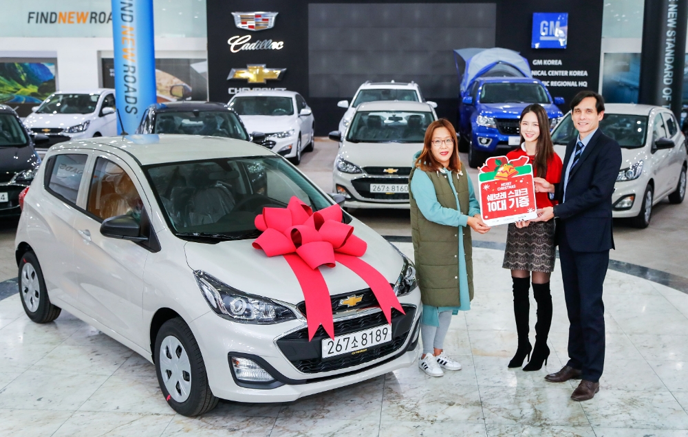 스파크 기증 수혜자 가족 대표(왼쪽), 미스코리아 홍보대사(가운데), 한국지엠 영업•서비스•마케팅 부문 시저 톨레도 부사장이 함께 기념촬영을 하고 있는 모습.(사진=한국지엠)