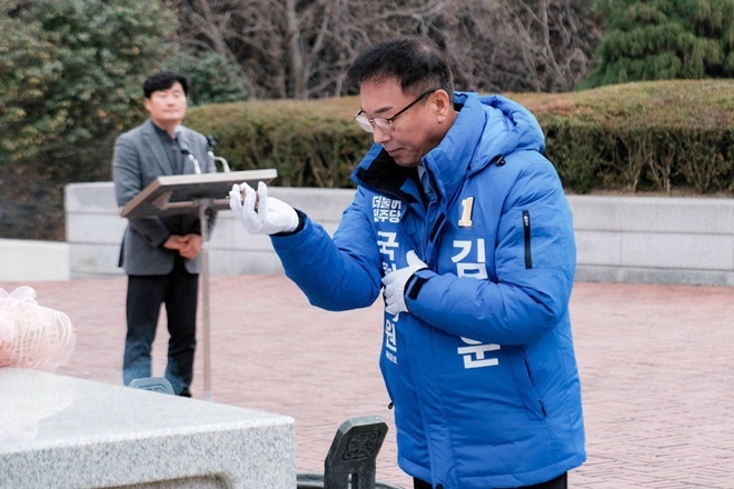 김기운 더불어민주당 경남 창원의창 국회의원선거 예비후보가 17일 선관위 등록을 마친 뒤 의창구 대원동 충혼탑을 찾아 분향하고 있다.(사진제공=김기운 예비후보 선거사무소)