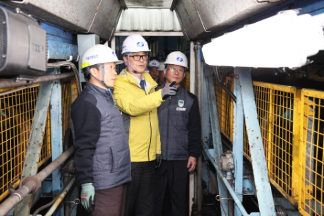 남부발전은 17일 신정식 사장이 현장 안전관리 및 미세먼지 대응현황 등을 점검하고 겨울철 안정적 전력공급 수행을 위해 하동발전본부 현장경영을 시행했다고 밝혔다. 사진=남부발전