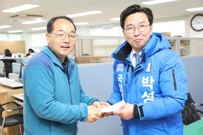 예비후보 등록한 박성현.(사진제공=더불어민주당부산시당)