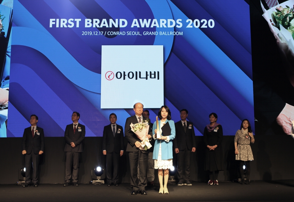 팅크웨어 이남경 마케팅본부장(오른쪽)이 수상 후 기념 촬영을 하고 있다.(사진=팅크웨어)