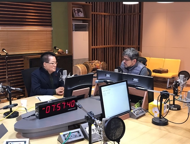 MBC-R <김종배의 시선집중, 무릎 탁 도사>에 고정출연 중인 박지원 의원.(사진=박지원트위터)